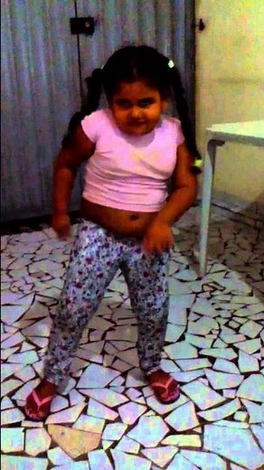 Menina de 4 anos dançando funk