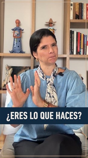 SOMOS | Liderazgo Humano on Instagram: "🚩 El error de cálculo más peligroso de un líder es creer que ES lo que HACE. En nuestra cultura, hemos normalizado soldar nuestra identidad a nuestros resultados. Pero esto tiene un costo psíquico insostenible: convierte tu autoestima en una variable volátil que sube o baja dependiendo de las métricas del mes o del humor de la junta directiva. En SOMOS trabajamos una distinción fundamental: Tu rol profesional es un "traje operativo" que te pones pa