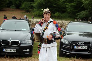 Povestea satului din România unde oamenii au construit palate în care nu locuiesc