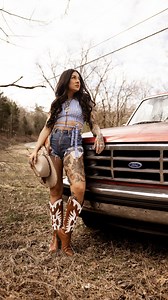 Tap in if you love rowdy country music 🤠🕺🏻🎉 here’s a country music song I wrote for y’all #countrymusic #countrysong #partysong #rowdy | Sheyna Gee