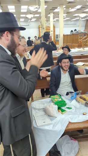 Saturday Jewish hanging out and surprise dancing in 770 Eastern Parkway