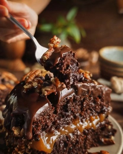 🍫 Decadent Turtle Cake Sink your fork into this luscious Turtle Cake — a dreamy blend of rich chocolate, gooey caramel, and crunchy pecans. Each bite delivers pure comfort and sweetness, making it the perfect treat for family get-togethers or cozy evenings at home. ✨ 🥮 Main Ingredients 1 box chocolate cake mix (plus ingredients listed on the box) 1 (14 oz) bag caramels, unwrapped ½ cup evaporated milk (for melting caramels) ½ cup evaporated milk (for cake batter) ¾ cup melted butter 1 cup chop