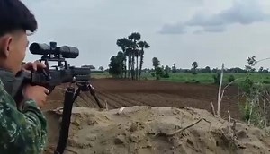 Chaung U Khua Pawng Ah SAC Ralkap Mawṭaw Sniper In An Kah i Mawṭaw 2 A Rawk The Chinland Post | 2023 August 15 — Sagaing ramṭhen, Chaung U khua pawng ah SAC ralkap caah datsi le riahcaw a phor mi mawṭaw pawl cu Sniper in an kah hna i datsi a phor mi mawṭaw a kaang i adang mawṭaw 1 zong lam thlang ah a tla tiah theih a si. August 14 zaanlei sml 4:00pm hrawng ah Myinmu peng, Gwepindaw khuate SAC ralkap sakhaan in Monywa khua lei ah a kal mi datsi phor mawṭaw le riahcaw phor mawṭaw 16 hna cu Chuang