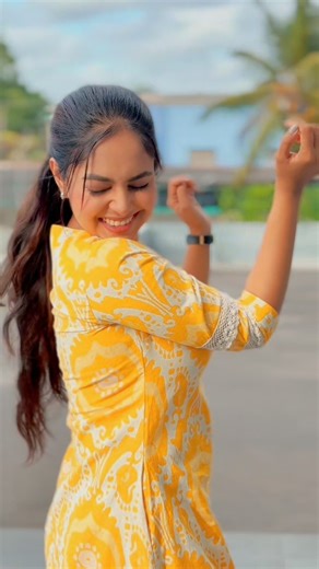 Geethma Bandara on Instagram: "तू आसमान है, बेइंतहा है तू साथ है तो सब पास है तू चांदनी है, बेदाग सी है ये प्यार मेरा खालिस रहे...❤️ #geethmabandara #tuaasamanhai #theekshanaanuradha"