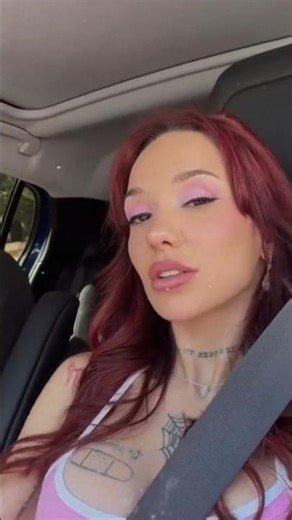 La Joaqui Cantando en su Camioneta TURROLOGIA