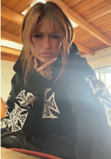 MAMA RAISED A BITCHHHH Lyrics & Meaning