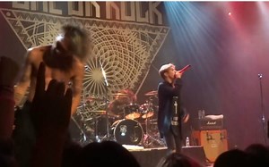 ONE OK ROCK - Clock Strikes Live HD @ Chicago 2015 - YouTube