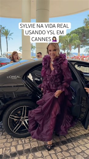 Sylvie na vida real usando YSL de 140 mil em Cannes… exatamente como a personagem. 💁🏻‍♀️