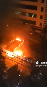 12 reactions | Вблизи станции метро «Халглар достлугу» у входа в поселок Кенд Ахмедли в Хатаинском районе столицы произошел пожар. Подробнее по ссылке -https://media.az/post/1067970044 ©️Видео: @aqilaxundlu #метро #пожар #новости #mediaaz | Media.Az | Facebook