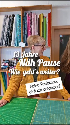 Was Elsa vergessen hat zu erwähnen: sie hatte zu dem Zeitpunkt weder Lineal noch Rollschneider zur Verfügung, wollte sich davon jedoch nicht aufhalten lassen und hat einfach an der Schneidematte abgemessen und mit einer Schere zugeschnitten. Wo ein Wille ist, ist auch ein Weg 💪🏼 Wir sind gespannt was als nächstes kommt. Hattest du auch schon einmal eine Art Blockade mit dem Nähen anzufangen? Bei Schriftstellern ist ja die Angst vor dem weißen Blatt bekannt, möglicherweise es so etwas auch bei 