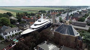 After the amazing timelapse of the build of the 87m Feadship Lonian, we can now show you how she was transported to sea. During two exciting days she encounters more than fifteen bridges, and some are really challenging. Enjoy! | 📸: @talktoclint | Feadship