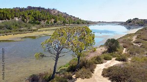 Vue aérienne de la Ballade des Pontons de Peyriac de Mer, Aude, Occitanie, Etang de Bages-Sigean
