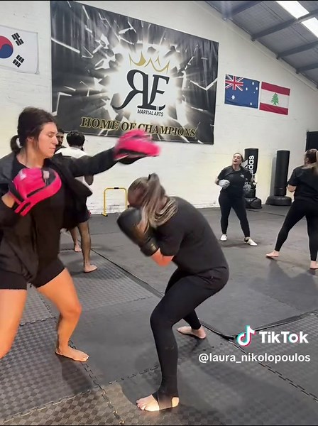 Laura Nikolopoulos on TikTok