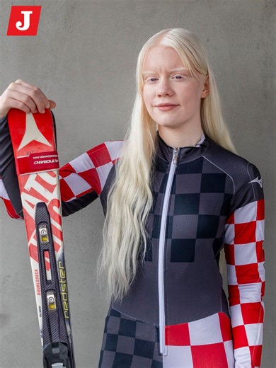 Karla Kordić, dvadesetdvogodišnja paraskijašica iz Donje Lomnice pokraj Zagreba, rođena je s albinizmom, odnosno poteškoćama s vidom, no to je nije spriječilo da kao tinejdžerica odvažno krene na put u nepoznato, pritom nadvlada sve prepreke i strahove te svoju potpunu slobodu pronađe na – snježnim padinama – kojima je u međuvremenu projurila do brojnih paraskijaških medalja. Čitavu Karlinu priču čitajte na linku u opisu profila! #jutarnji #jutarnjilist #hanzamedia #skijanje #paraskijanje #albin