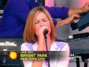 Dido -Dont leave home (Live @ GMA 20040618).