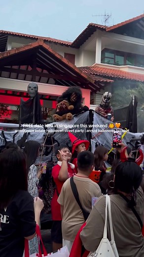 this is your sign to head down to woodlands for halloween this year 🎃🧡 🧟‍♀️ woodgrove estate halloween street party 💰 FREE admission (open to PUBLIC) 📅 31 october 2025, friday ⏰ 6pm – 9pm 📍 woodgrove estate 🚇 nearest mrt: marsiling or woodlands mrt 👻🌳 the annual halloween hotspot is FREE and open to the public (not just residents of woodgrove estate) so send this to your trick or treat buddies now 🧌🍭 #creatorsearchinsights #tiktoksg #sgtiktok #singapore #halloween