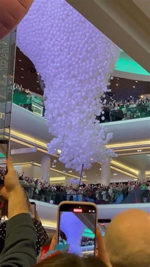 100K White Balloons Fill Moscow Mall for Valentine's Day
