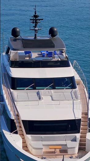 At 118 feet, this Sanlorenzo is a masterclass in proportion, symmetry, and open-plan luxury.