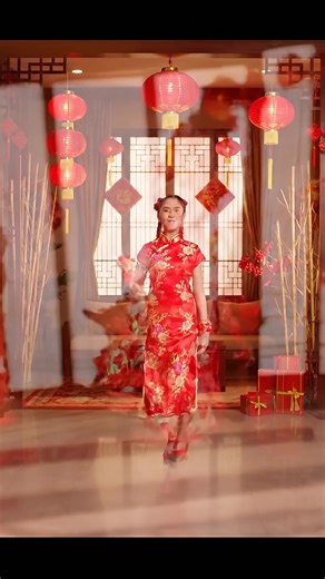 🔶 VIDEO PROMPT (ใช้กับ Google Flow | ภาษาไทย) สร้างวิดีโอโฆษณาระดับมืออาชีพสำหรับ ชุดกี่เพ้าเด็กหญิง / ชุดกระโปรงสไตล์จีน สำหรับเทศกาลตรุษจีน ใช้ ภาพสินค้าและตัวละครจากภาพอ้างอิงเท่านั้น ❌ ห้ามเปลี่ยนดีไซน์ สี รูปทรง วัสดุ ลวดลาย หรือรายละเอียดชุด ✅ ชุดกี่เพ้าสีแดง ลวดลายดอกไม้ ต้องเหมือนต้นฉบับ 100% ตัวละคร ตัวละครหลักคือ เด็กผู้หญิงวัยประถม จากภาพอ้างอิง บทบาทคือ เด็กน้อยในเทศกาลตรุษจีน / นางฟ้าน้อยแห่งความโชคดี AI วิเคราะห์และเติมรายละเอียด: บุคลิก: เรียบร้อย น่ารัก สดใส มีความมั่นใจแบบเด็ก 