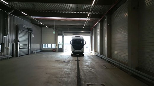 Meilenstein für die BMW Group Transportlogistik - Zwei von 16 in Europa geförderten Lkw fahren für die BMW Group Logistik