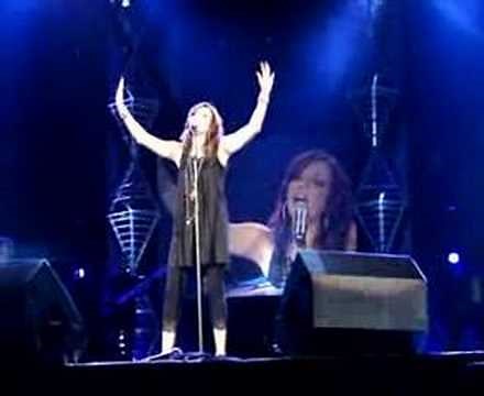 MARTINA MCBRIDE CONCRETE ANGEL LIVE