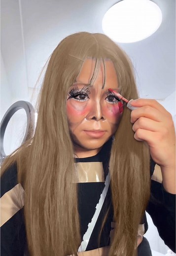 愛内アイラ風のメイクアップものまね