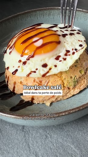 😜 BOWLCAKE SALÉ express Un repas rapide, facile, rassasiant, qui me nourrit vraiment sans culpabilité Ingrédients : ➡️ Environ 470–490 kcal par portion • Protéines : ~44–48 g • Glucides : ~28–32 g • Lipides : ~19–21 g • Fibres : ~6–7 g • 3 c. à soupe de flocons d’avoine • Sel, poivre, paprika fumé • 3 c. à soupe de fromage blanc ou de skyr • Brocolis • Blanc de poulet • Tomates cerises • Un peu de fromage râpé (ici cheddar) Je mélange la base, j’ajoute la garniture, un peu de fromage, ➡️ 4 minu