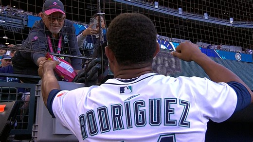 Julio Rodríguez trades signed baseballs for candy