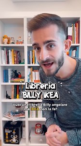 Vuoi una libreria Billy angolare, ma IKEA non la fa? 📚 ✨ Con il supporto 3D che abbiamo creato, puoi posizionare la tua Billy perfettamente a 45° ed avere finalmente l’angolo libreria che hai sempre sognato. ⚠️ Non fare come noi, prima svuotala! Nessuno mette Billy in un angolo? Noi sì. 😉 | TL PrintEngraving