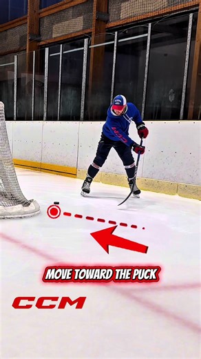 Toe control / lacrosse technique: Adjust your blade angle to lift the puck. Pull the puck toward your body, attack it with the toe, and let the puck roll onto your blade. From there, tap it or keep full control on your stick. 🏒