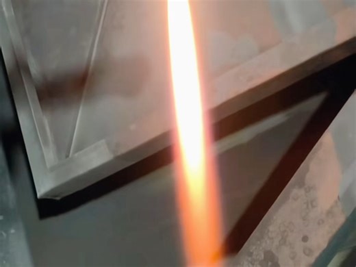 超音速喷涂工艺 燃料与高压氧气在专属燃烧室/喷嘴充分燃烧，生成强劲高温高压焰流。粉末随焰流完成“熔化-加速-撞击”三步蜕变，在工件表面沉积成优质涂层_哔哩哔哩_bilibili