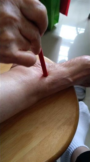 swollen feet and ankle? try this point for extra moisture removal! #acupoints #swollenankles #period