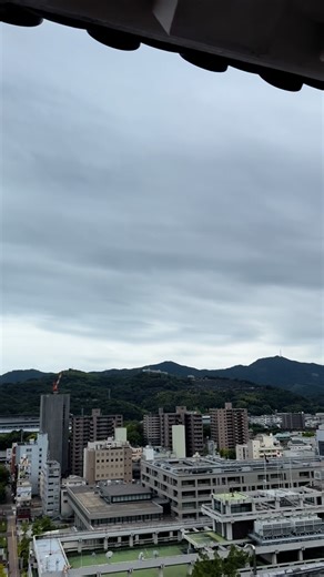 柏崎 亮太 | 高知城🏯天守閣からの絶景です！👀✨ 高知城の天守閣まで登ってきました！🙌 最上階から見下ろす景色は、本当に最高でした！👀✨ 目の前には、高知市街がずーっと広がっていて、遠くの山々🏔️まで見渡せます！ 特に、お城のすぐ隣にある高知県庁🏛️が、とても印象的でした🤔💭... | Instagram