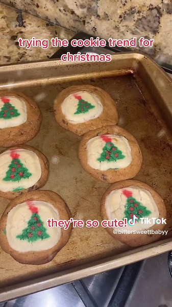 #TikTokHolidays Happy Holidays 💚❤️ try this recipe! so easy and quick! #pillsburycookiedoughhack #pillsburysugarcookies