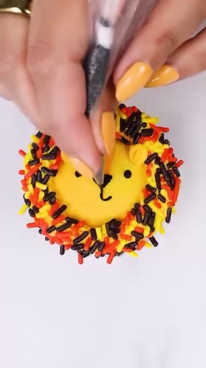 This cupcake is the sweetest king of the jungle! 🦁🧁 @lindseybakedthis | So Yummy