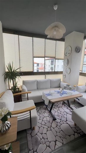 Sena Uğur Özdemir on Instagram: "Balkon benim için evin en huzurlu köşesi 🤍 Doğru bir detay her şeyi nasıl tamamlıyor… Bu zarif avizeyle balkonum nihayet ruhunu buldu. . . . . . #reklam #i̇şbirliği"