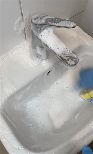 Essential Daily Clean Routine for a Sparkling Home