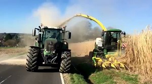 Miscanthus häckseln mit einem #JohnDeere 6850 und #Fendt 828, danke an Jens Maus für das #HandyVideo per Nachricht. | profi