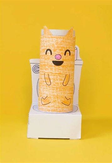 ✨Free craft alert!✨ Let’s face it…potty training can be tricky business! However, a bit of pretend play can be just what your toddler needs to warm up to the idea of trying out the potty themselves. Sago Mini to the rescue! Make your own potty training pals together to get your kiddo off to a good start, and it's easy with our ✨free✨ Potty Training Pals printable! Easy and cute, we might add. Kiddos help toddler versions of their Sago Mini pals Jinja and Harvey use the potty and check off their