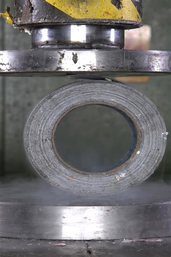 Quetschen von Klebebandrollen mit Hydraulikpresse