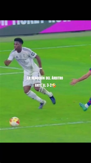 Reacción del árbitro al 3-2 de Barcelona en El Clásico