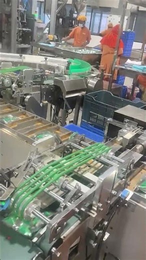 sachet or pouches carton box packing machine which push sachets into carton and seal carton by glue