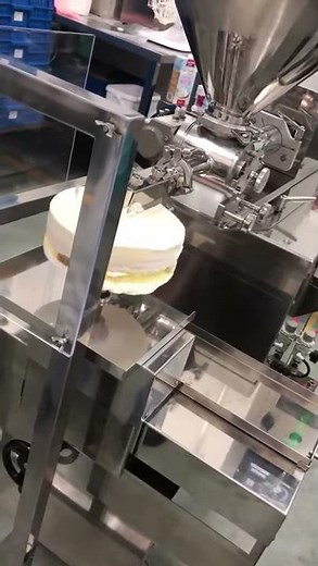 ホールケーキに生クリームのナッペ充填 ナッペマシン 株式会社型久堂