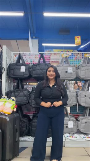 ¡Que la lluvia no te detenga! ☔ Consigue tus bolsas y mochilas impermeables por solo L 455. Prácticas, ligeras y perfectas para el trabajo o para usar todos los días. 💼✨ #siemprealgodiferente #bolsosimpermiables #paratiiiiiiiiiiiiiiiiiiiiiiiiiiiiiii | Hiper Tiendas Xtra