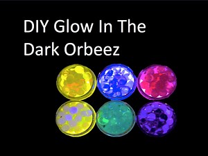 Glow in the dark orbeez! Hint: pretty cool result! Instructions: http://www.craftytube.com/diy-glow-in-the-dark-orbeez | Crafty Tube