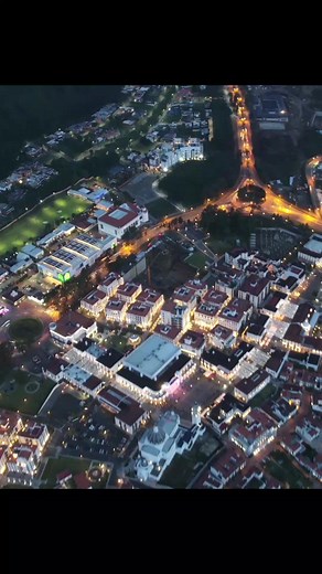 Explora la belleza nocturna de Ciudad Cayalá, Guatemala