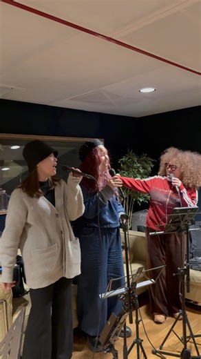 Jazztronik on Instagram: "2026年1月のライブの歌リハーサルをしました！ 今回はこんな感じで色々な曲がDJミックスされている様なライブに初挑戦します。間違いなく楽しいと思うのでぜひ来てください！ これは試しに「七色」を「Windy City」という曲の上で歌ってみているところです😄 New Year ライブ スケジュール 詳細はプロフィールのリンクよりご覧ください💁 1月8日（木）Billboard Live Osaka 1月9日（金）NAGOYA JAMMIN’ 1月19日（月）Billboard Live Tokyo #jazztronik #ライブ #新年 #コーラス #ボーカル"