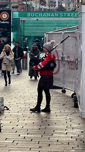 Young girl playing bagpipes in Glasgow 💙🏴󠁧󠁢󠁳󠁣󠁴󠁿 | Scottish Heritage