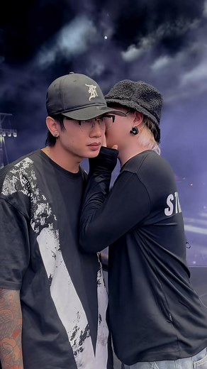 24 reactions | 24112025 – RHYDER's UPDATE | HAI BẠN NÀY THÌ THẦM GÌ VẬY樂樂 “Tình yêu như trong lành nhất thế gian, đưa cánh hoa mềm giữa tuyết rơi”…❄️☃️ Hai bạn này thì thầm to nhỏ gì thế trông tình cảm quá ạ來 ©️ rhyderdoroaiii —————————— #RHYDER #THEFLASHWINGEDSHEEPFAM | 푻푯푬 푭푳푨푺푯 & 푾푰푵푮푬푫 푺푯푬푬푷 푭푨푴 | Facebook