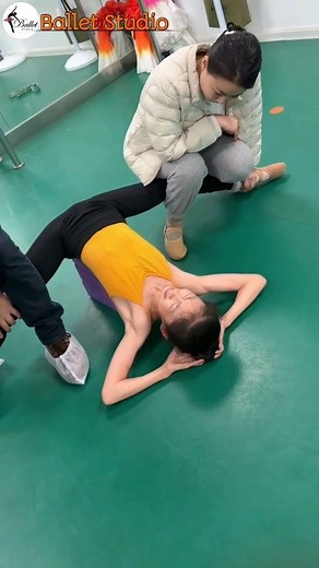 Painful stretching 😲 #flexibility #stretching #painful #fitness #fitnessclasses #fitnessdeals #fitnesschallenge #workout #viralreelsシ #viralreel #foryouシ #viral | 𝐁𝐚𝐥𝐥𝐞𝐭 𝐒𝐭𝐮𝐝𝐢𝐨